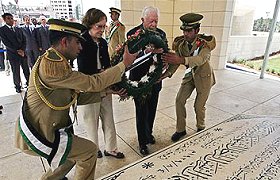Jimmy Carter lays wreath on Arafat's tomb