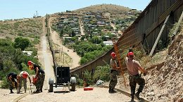 Nogales Guardsmen Build Border Fence